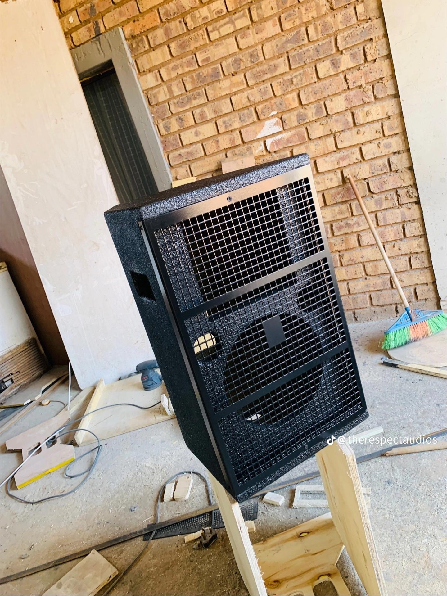 Single top speaker cabinet in workshop